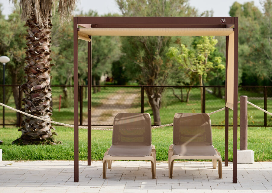 Gazebo con 2 lettini in piscina